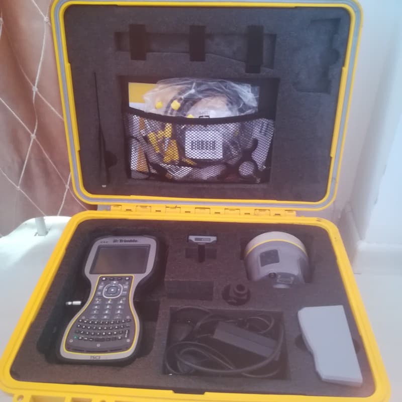 Trimble R10 LT, RTX, GSM, Radio 2w TX, RX. TSC3 controller men, 12 ao